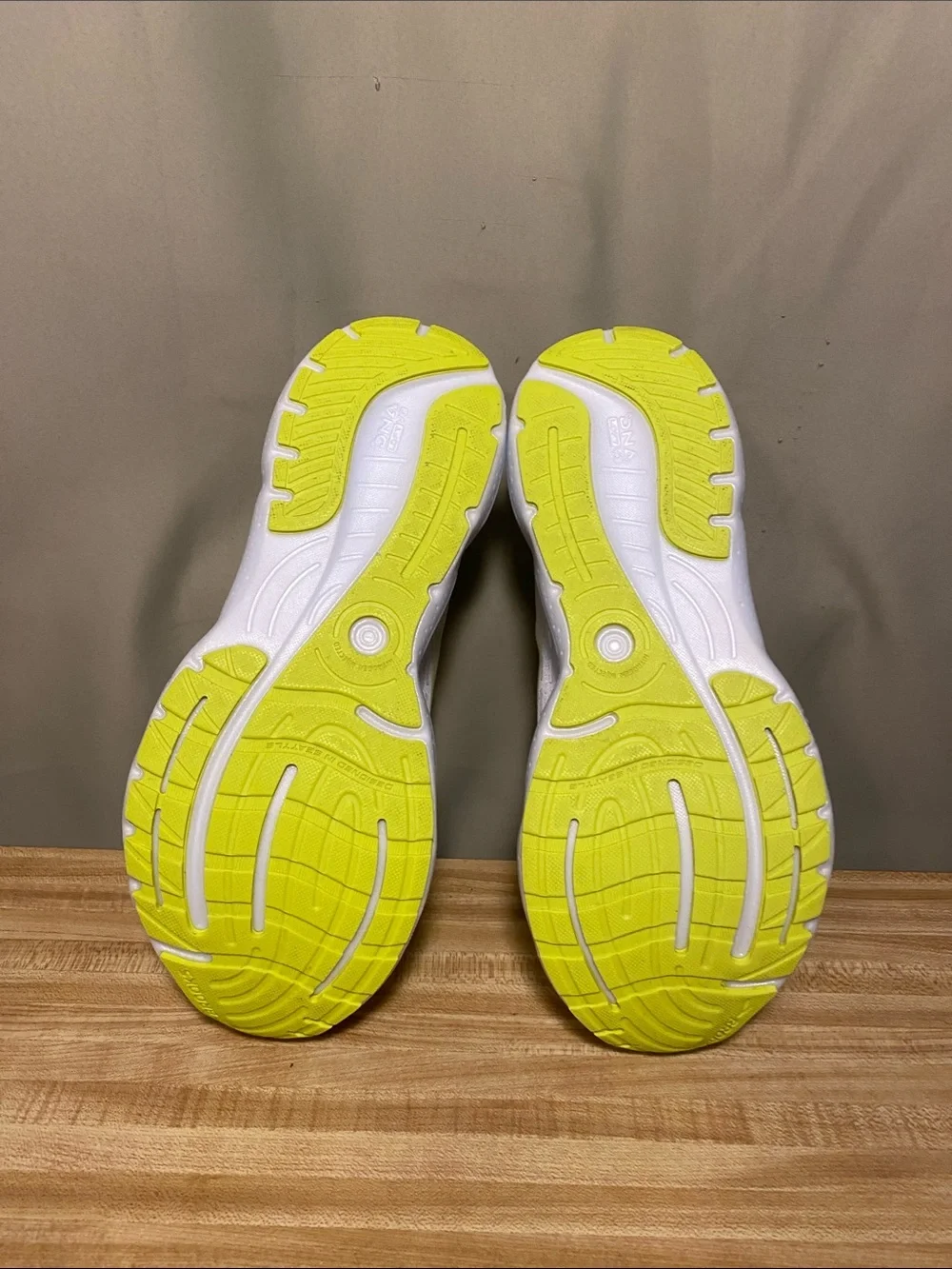 Brooks Men’s Glycerin 20 Running Shoes White/Nightlife size 12M
